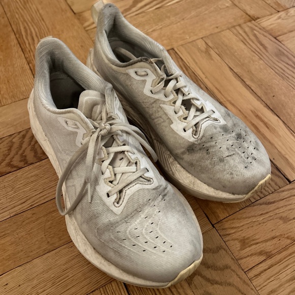 ASICS Men's NOVABLAST 4 Running Shoe, White 1011b693 Size 9 - Picture 1 of 11